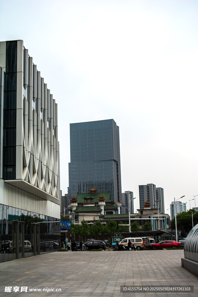 城市现代建筑与开阔广场