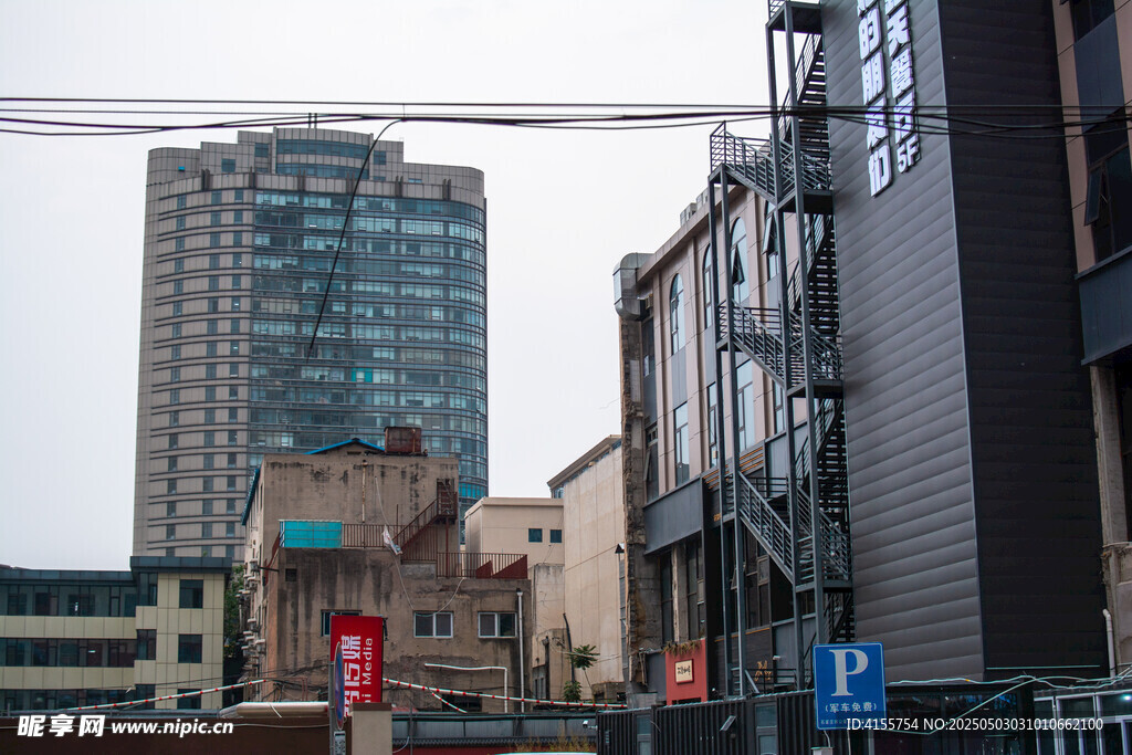 城市街景中的新旧建筑