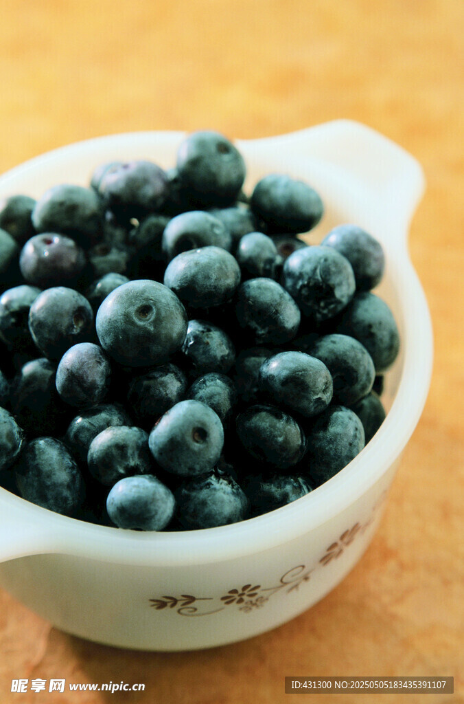 碗中饱满新鲜的蓝莓