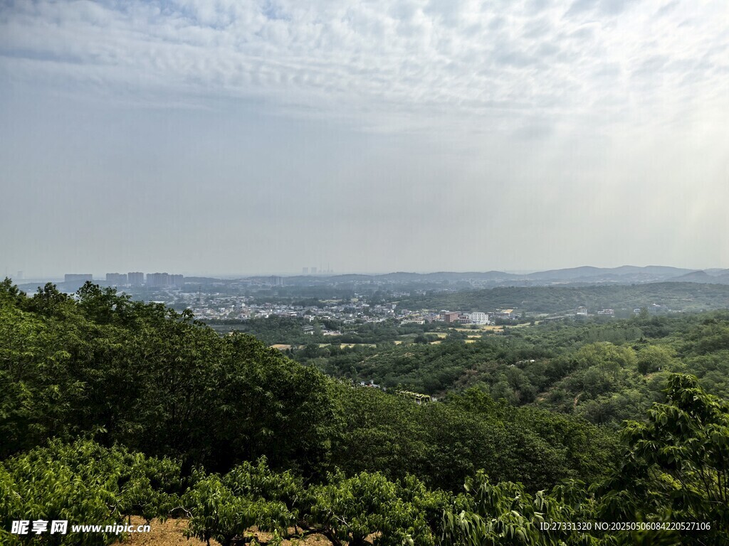 俯瞰山林与远方城镇景色