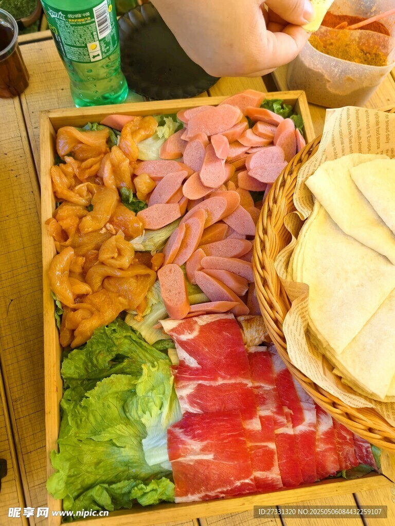 丰富多样的火锅食材拼盘