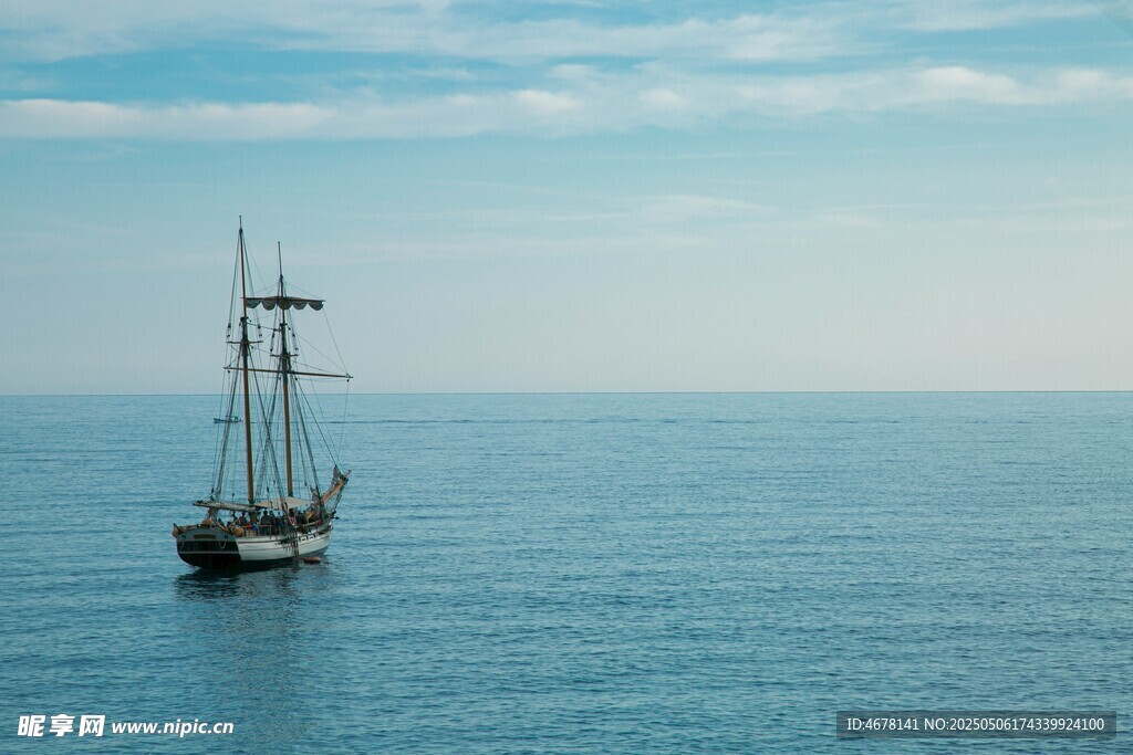 海上航行的古老帆船