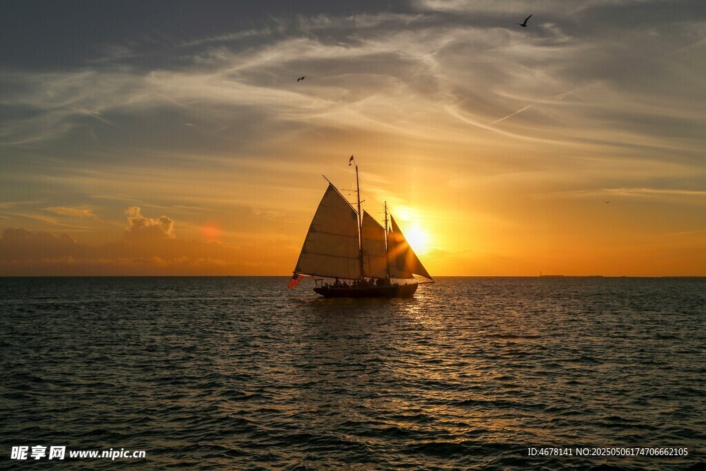 海上帆船迎夕阳美景