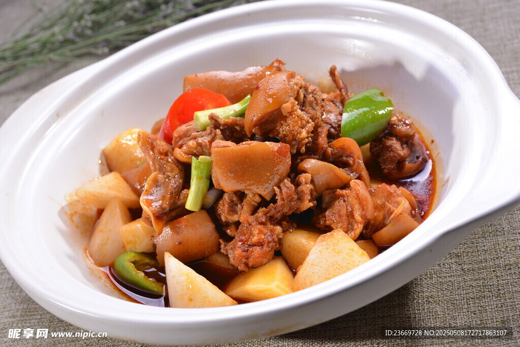 砂锅美味鸡肉土豆菜肴