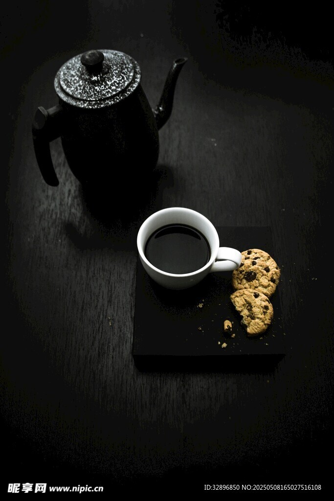 中式茶具与点心的雅致组合