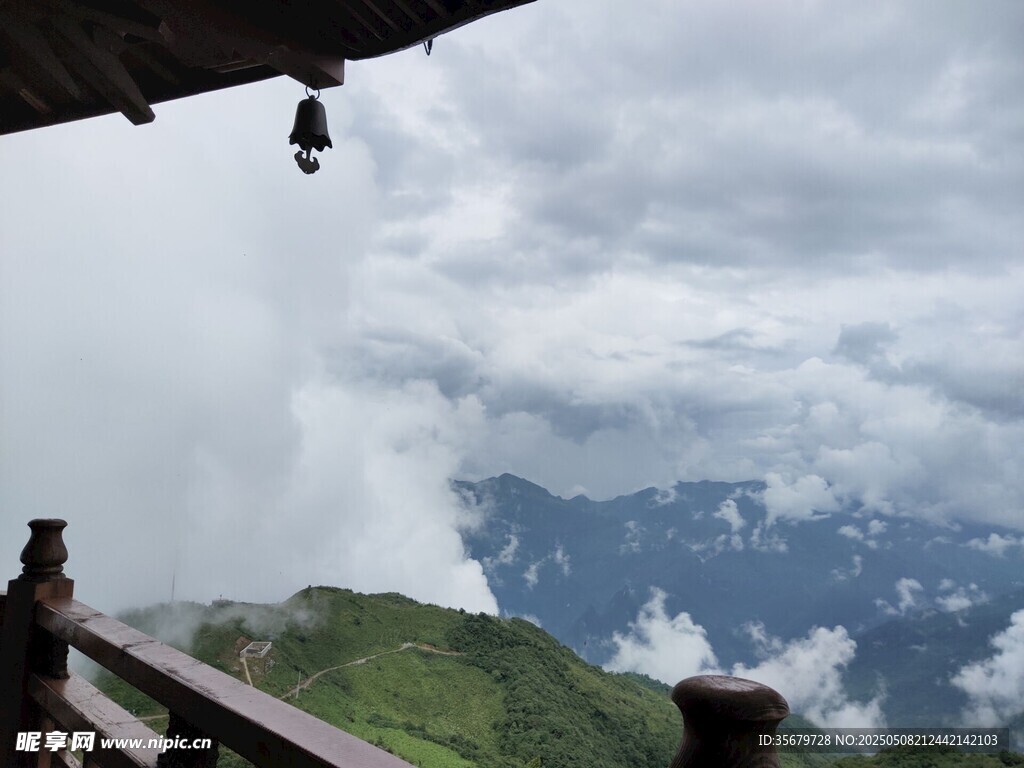山间观景台眺望云雾山峦