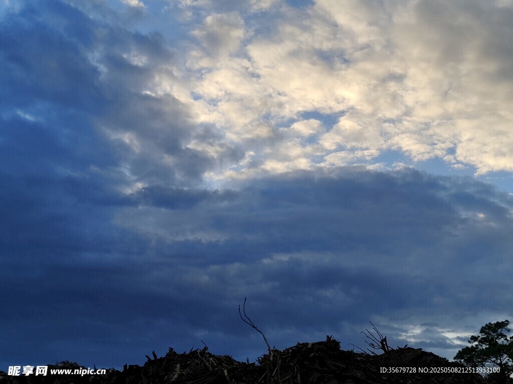 黄昏时分的绚烂天空