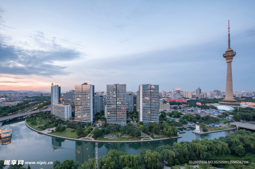 城市河畔高塔美丽天际线