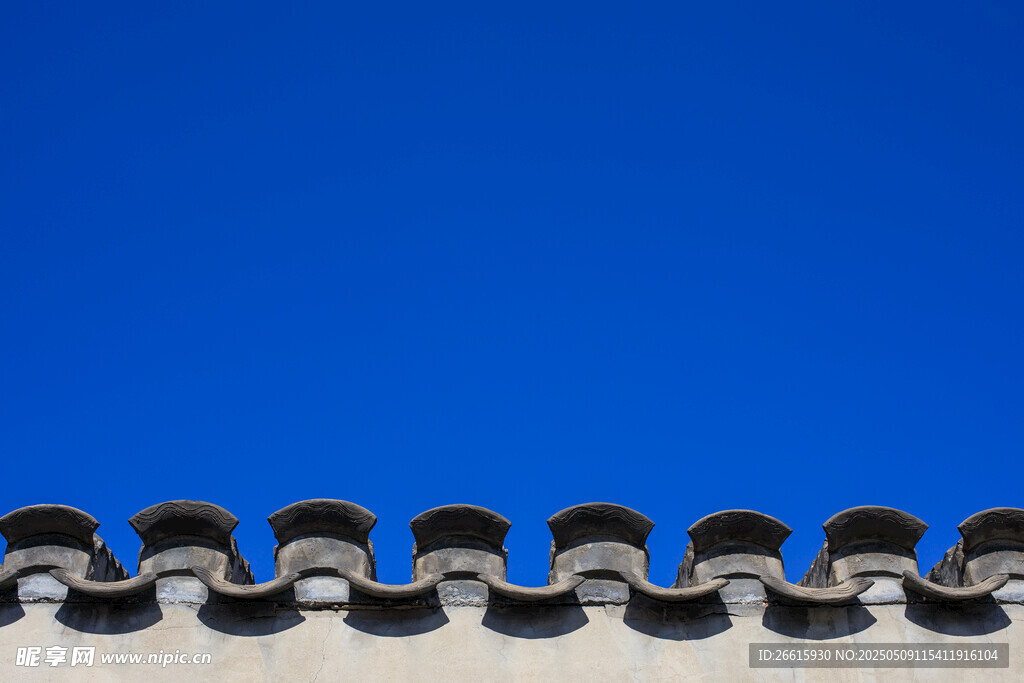 中式瓦顶映蓝天