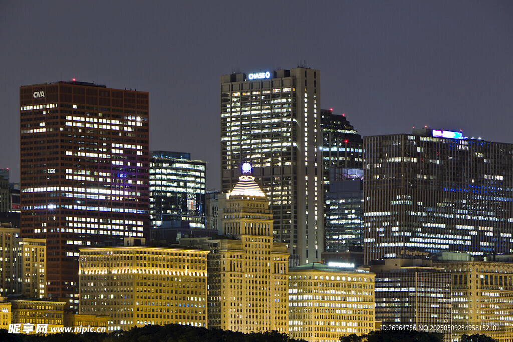 城市夜景中的高楼与建筑