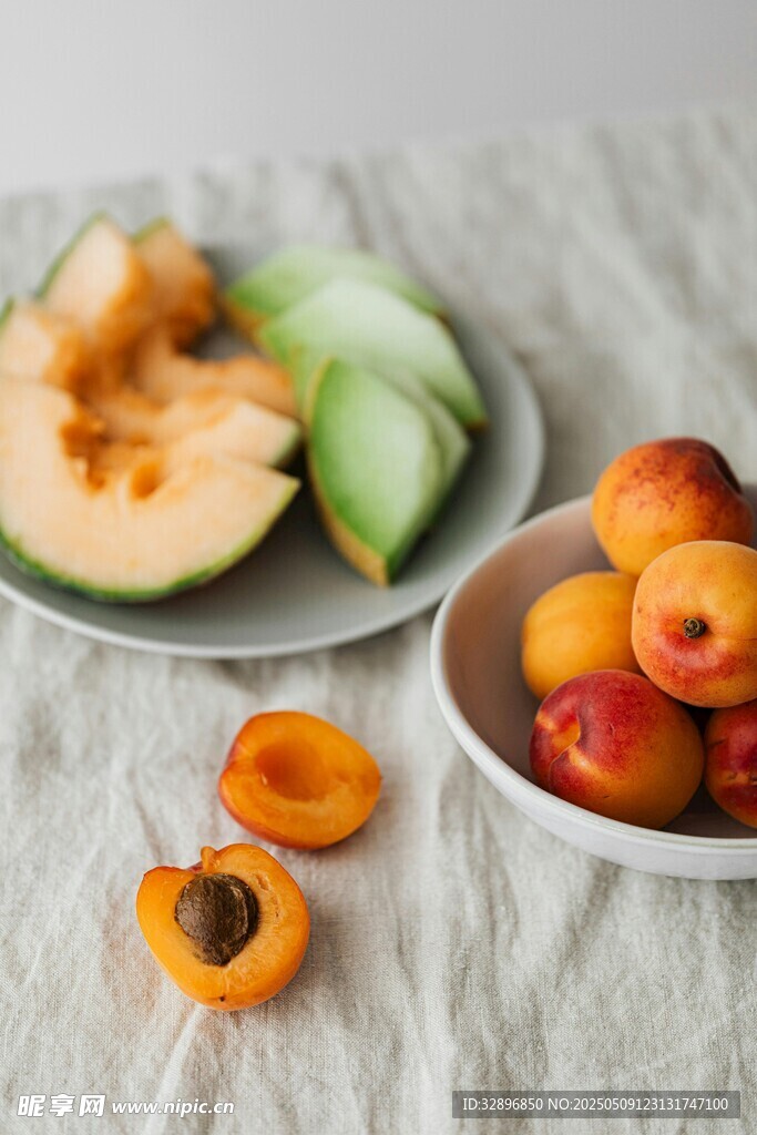 新鲜瓜果摆放在浅色桌布上