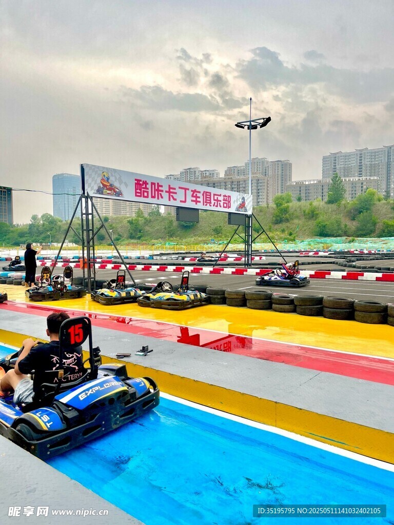 卡丁车赛场竞技瞬间