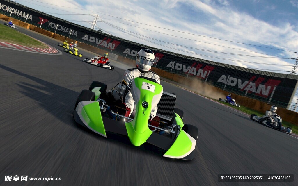 绿色卡丁车车手赛道驰骋