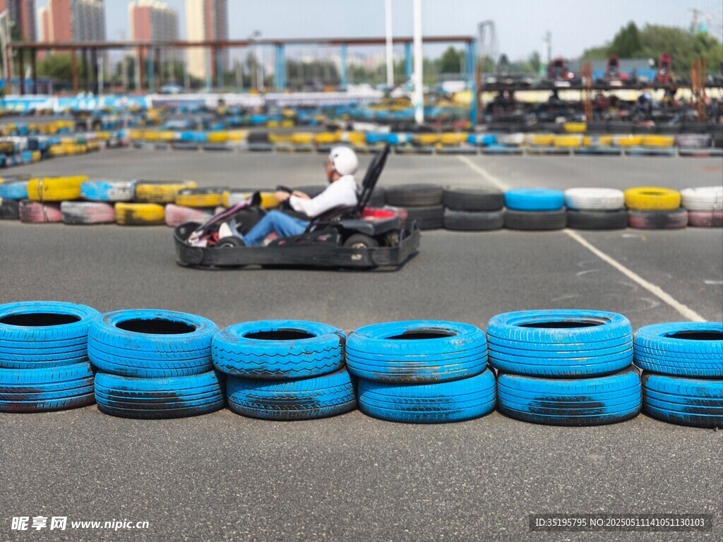 卡丁车赛道上的驾驶者