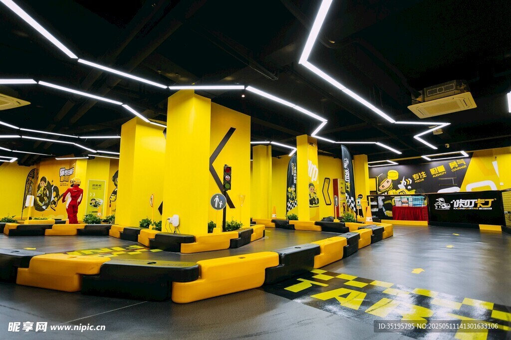 炫酷黄色系室内运动场地