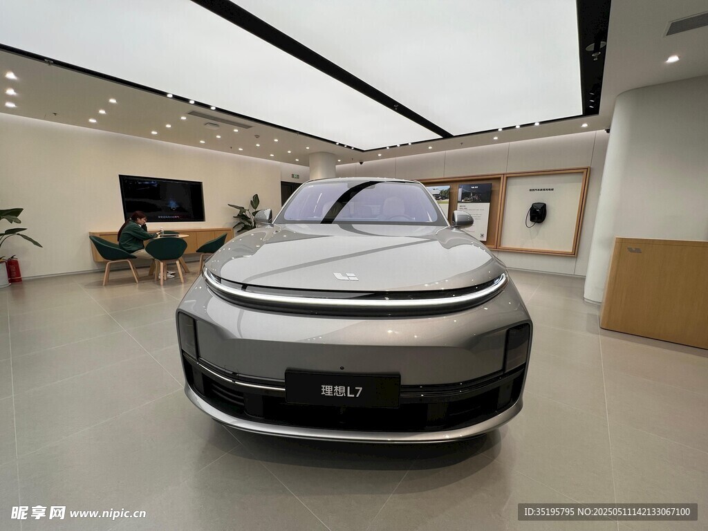 未来感十足的银色概念汽车