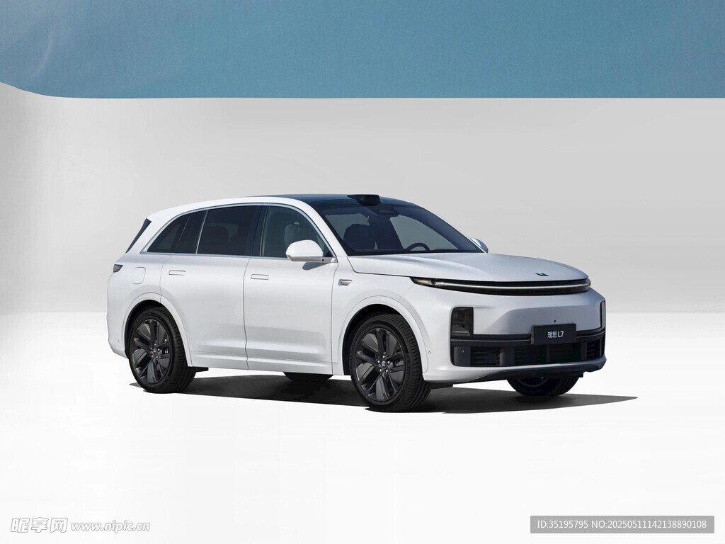 时尚白色电动SUV汽车