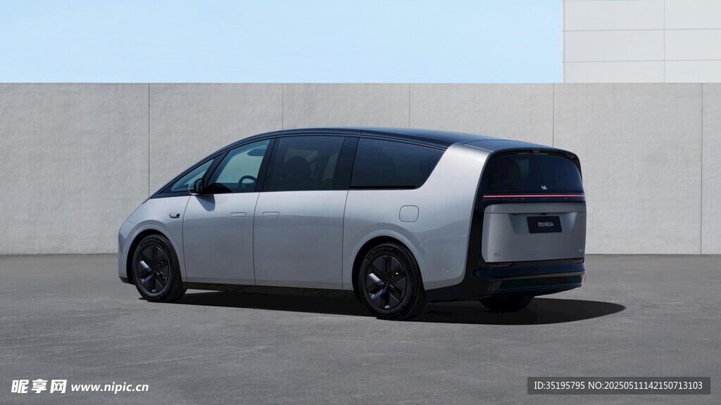 银色时尚款商务车外观