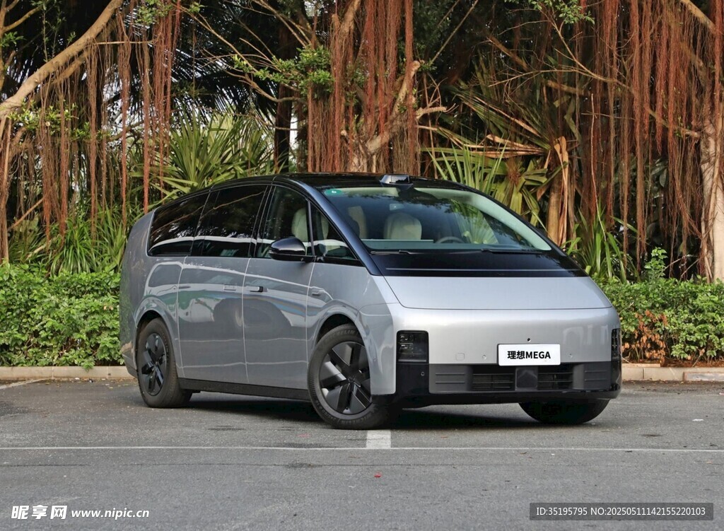 银色现代感电动MPV汽车