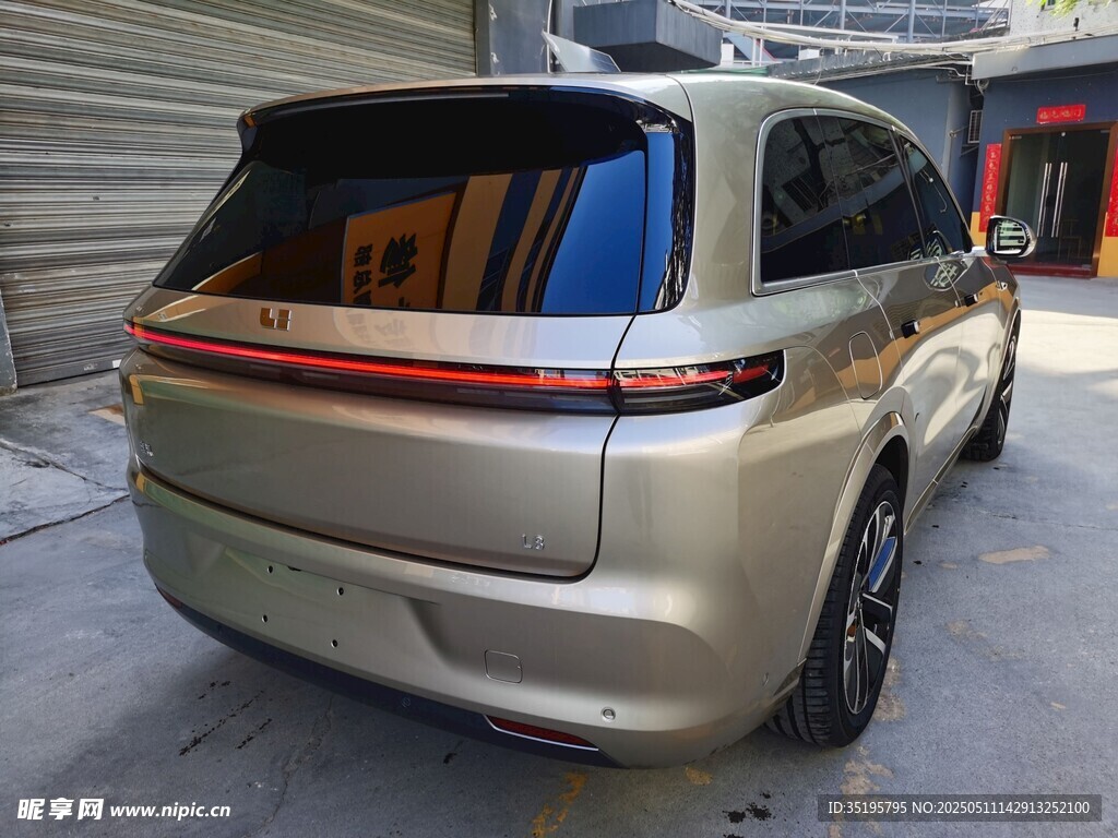 金色时尚MPV汽车尾部特写
