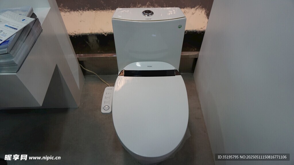 现代简约风格卫生间马桶