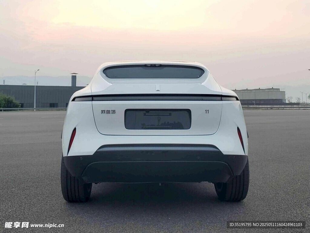 白色酷炫汽车尾部特写