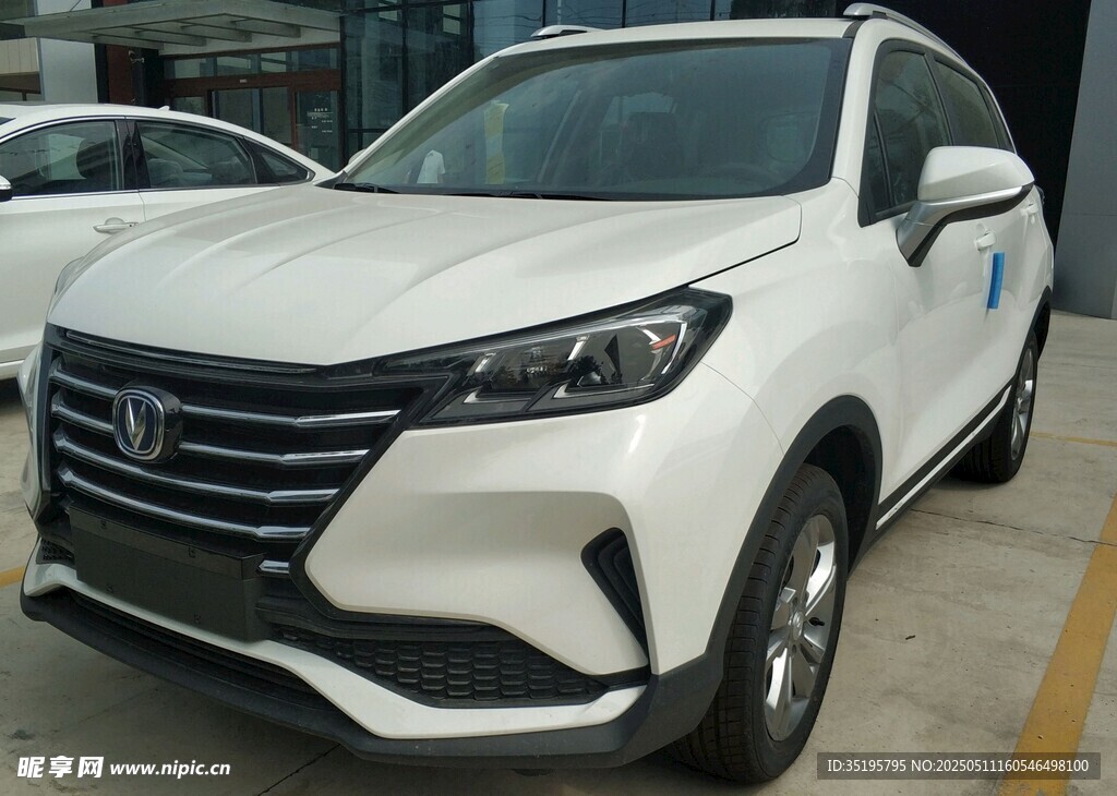 白色长安SUV汽车外观展示