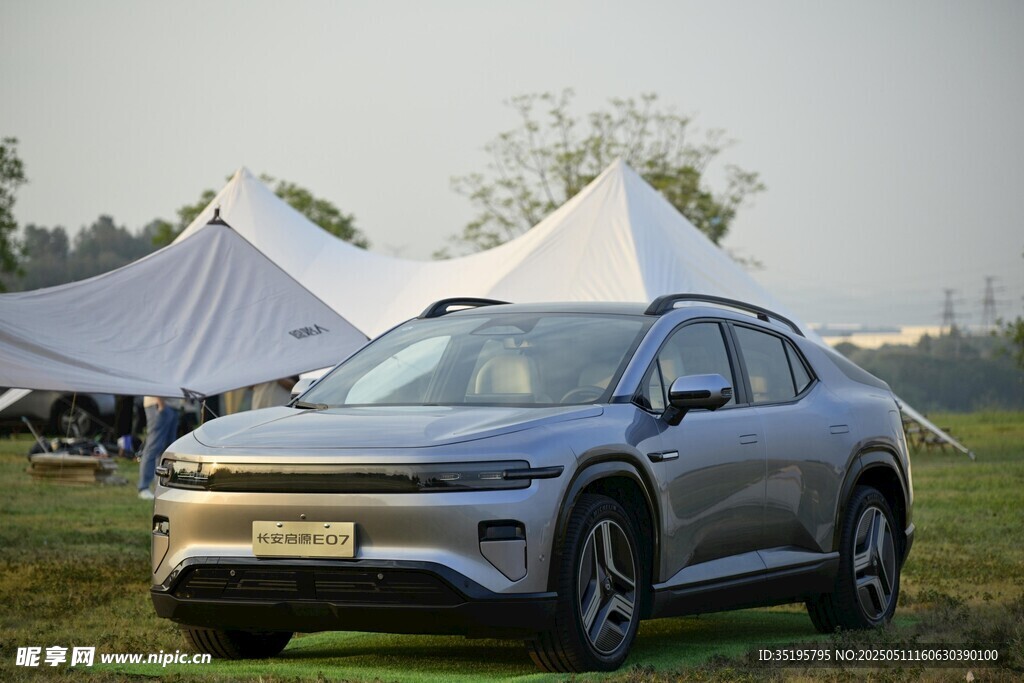 户外露营旁的时尚新能源汽车