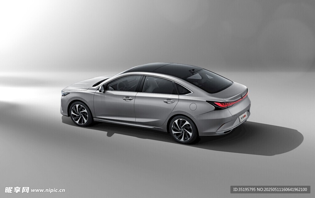 银色轿车优雅外观展示