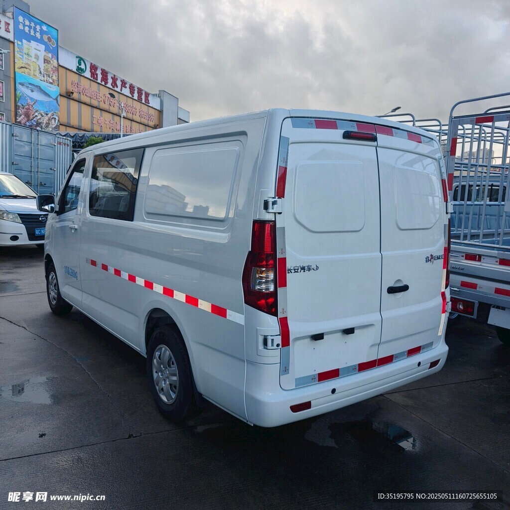 白色厢式货车停靠场景