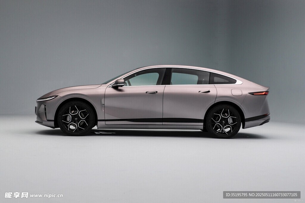 银灰色时尚轿车侧视图