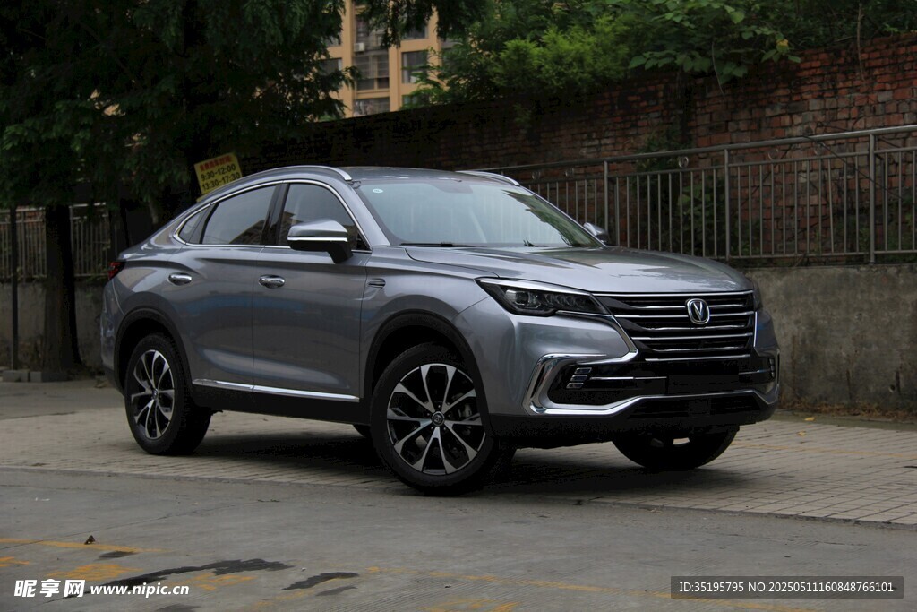 银灰色SUV停于户外街道