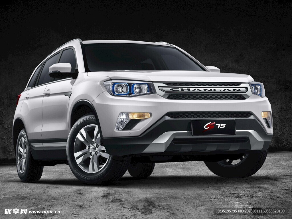 银色越野汽车外观展示