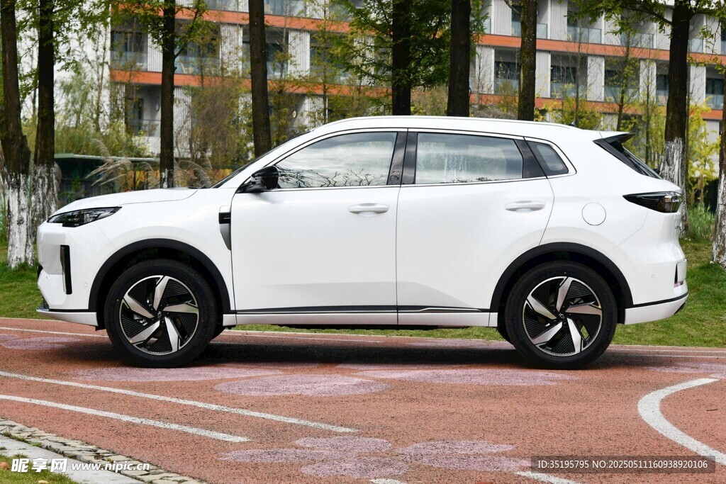 白色SUV停在户外跑道边