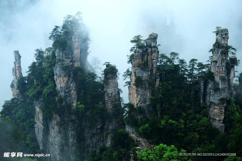 云雾缭绕的奇峰异石景观