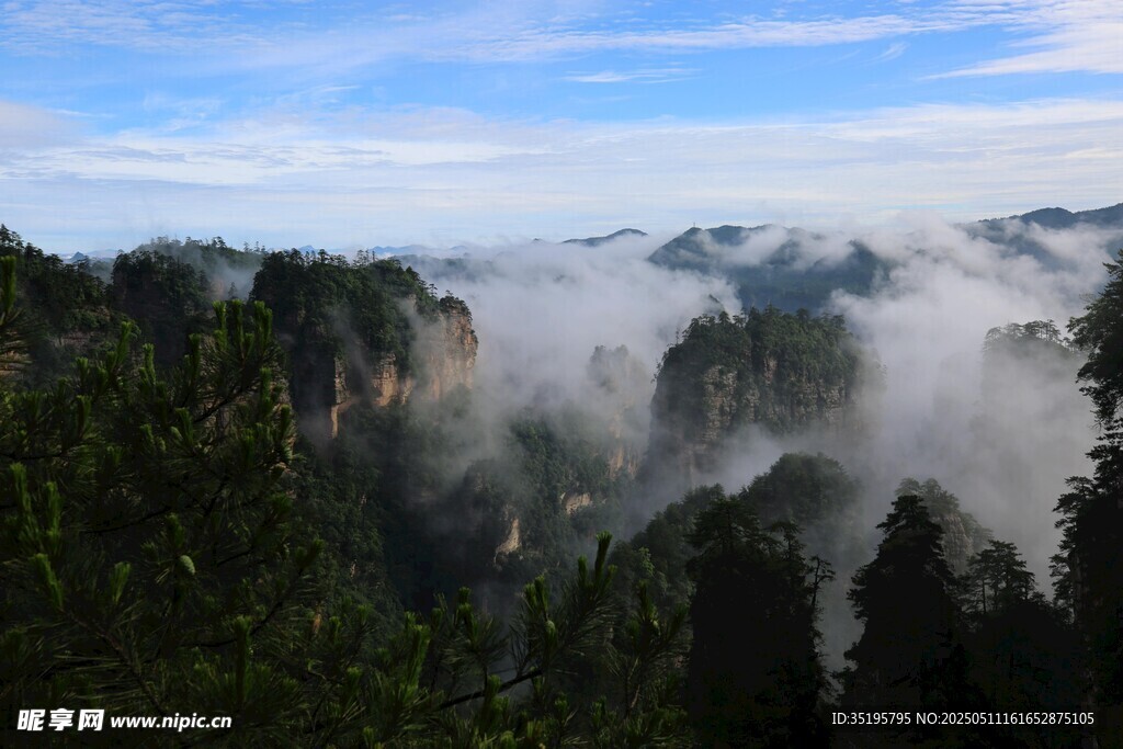 云雾缭绕的壮美山峦景观