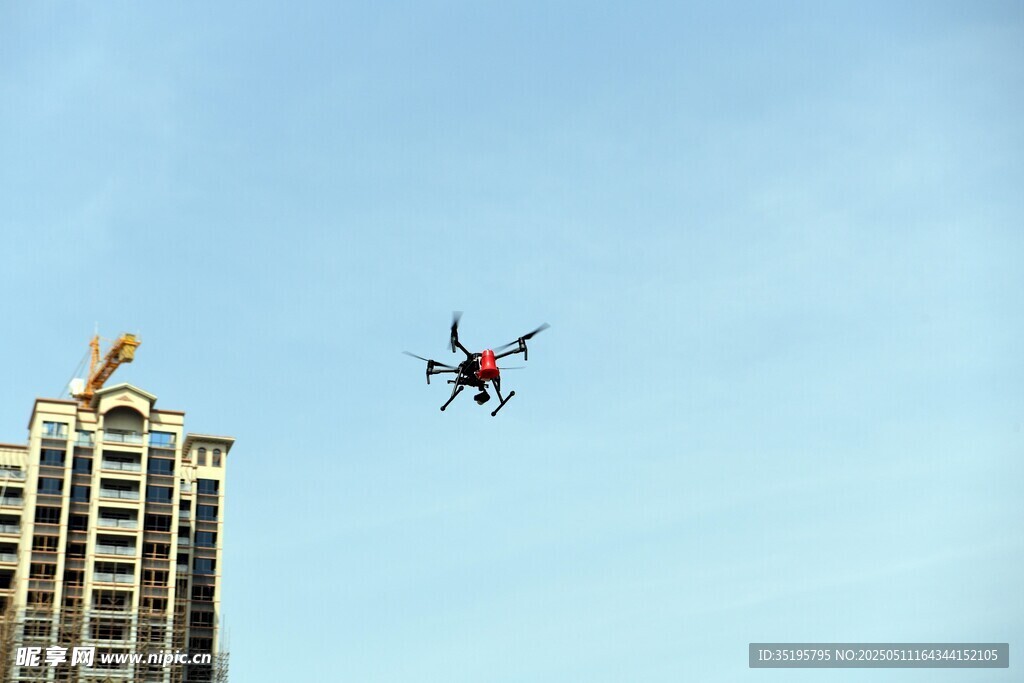 高楼旁飞行的无人机