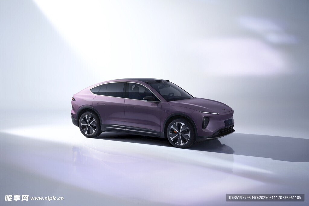 紫色时尚电动SUV汽车展示