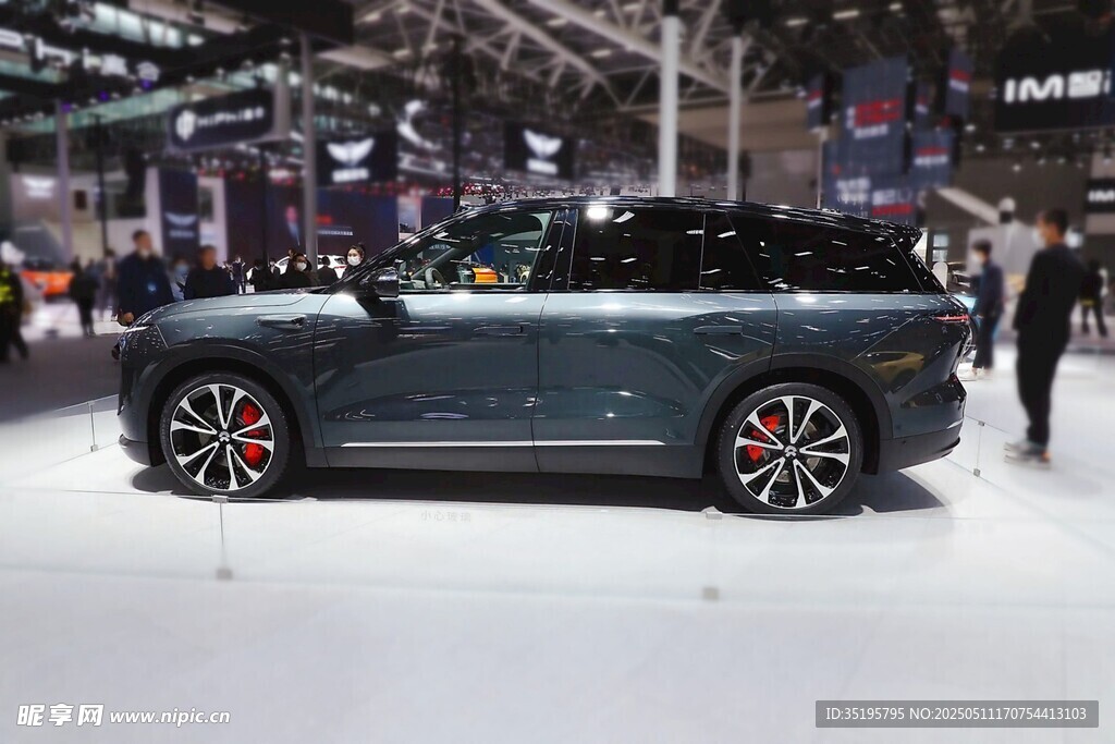 车展上的炫酷深色汽车