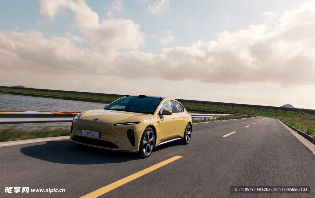 公路上的黄色敞篷跑车