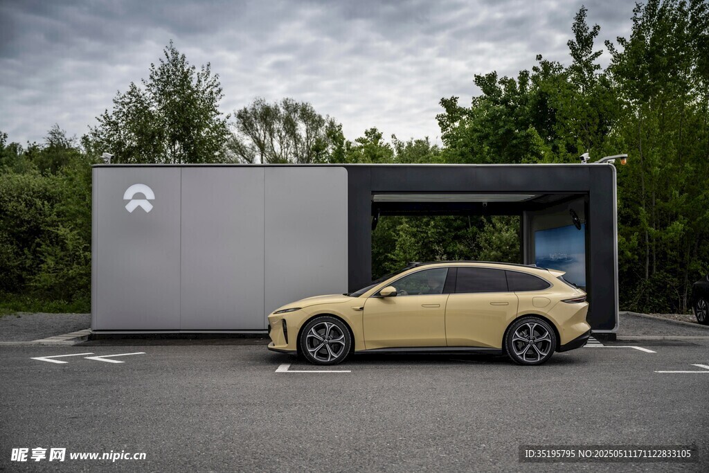 金色汽车停于现代建筑旁