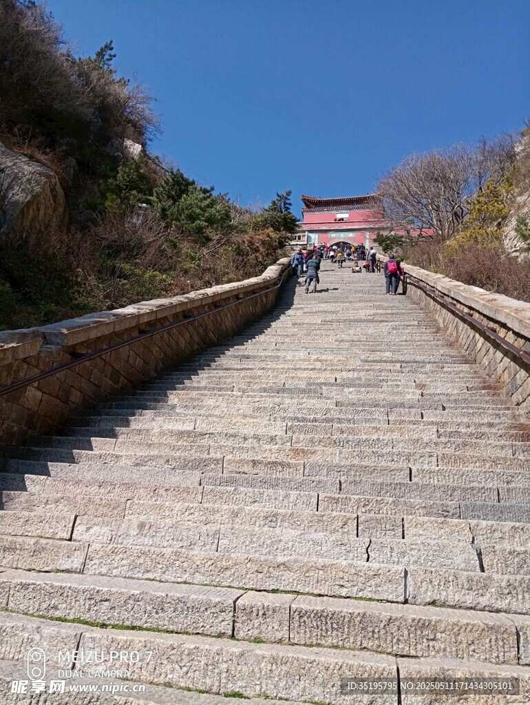 登山步道通向山顶建筑