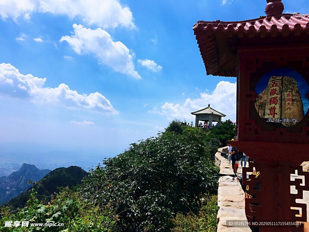 山顶古亭赏壮美蓝天景色