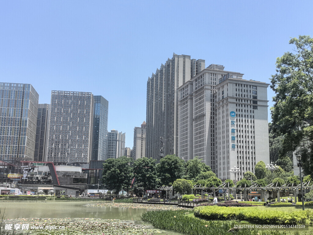 城市高楼与绿地景观