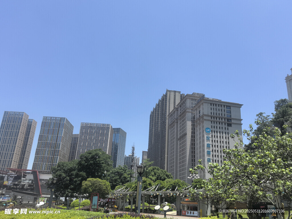 城市高楼与绿地景观