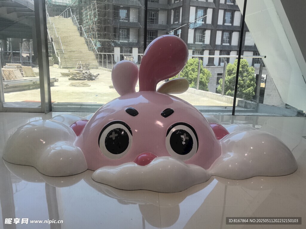 可爱兔子玩偶趴在窗边