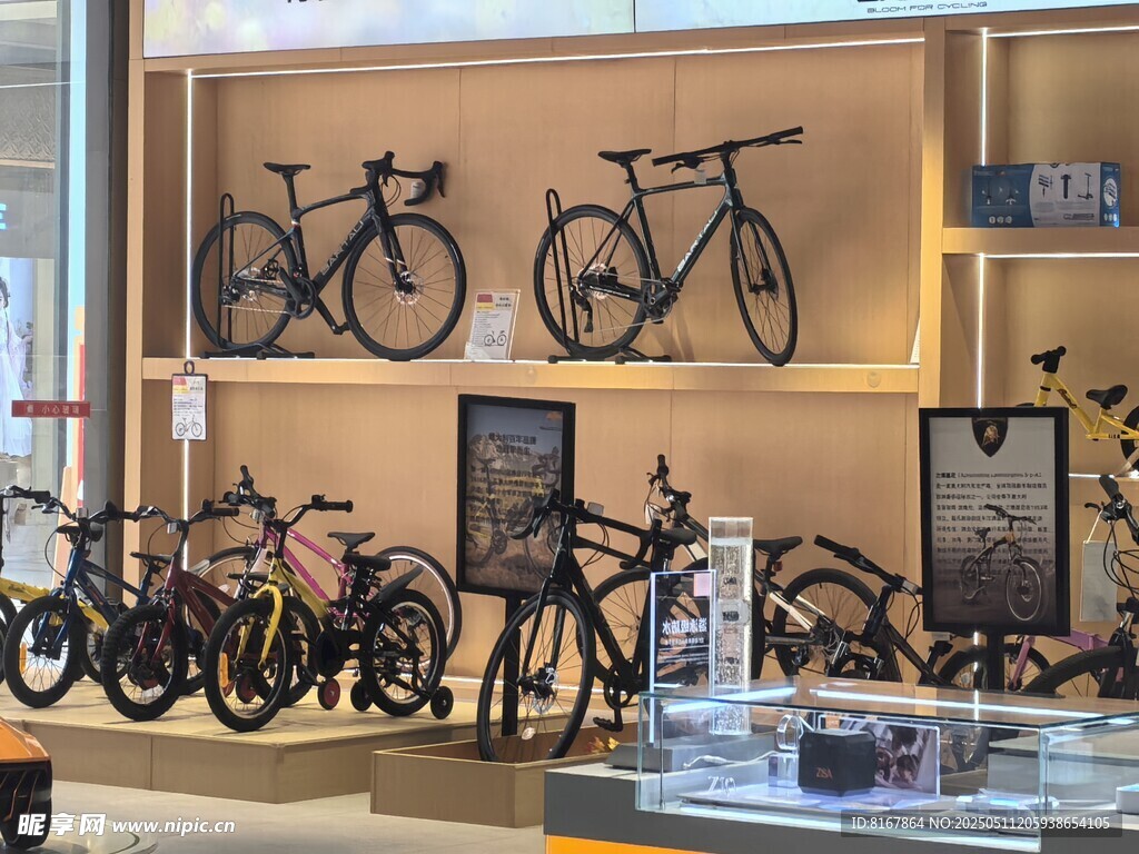 自行车陈列展示架上的多款车