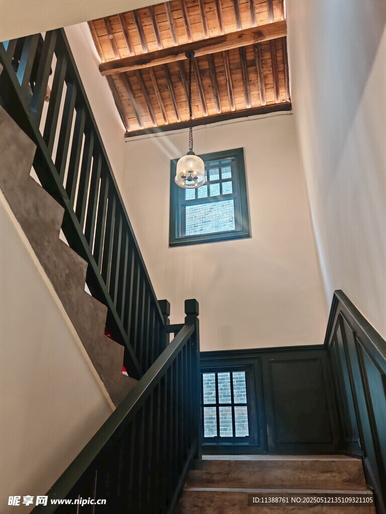 室内木质楼梯与黑色扶手