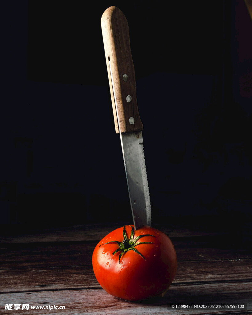 利刃插于鲜红番茄之上