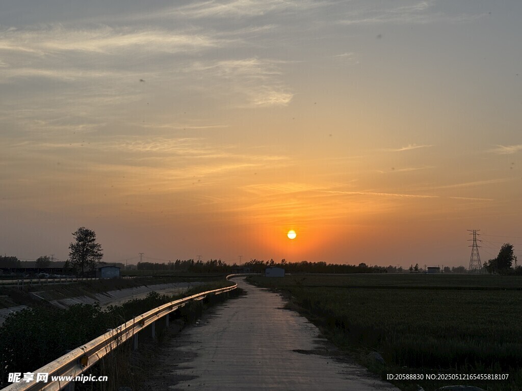 夕阳下的河边田园美景